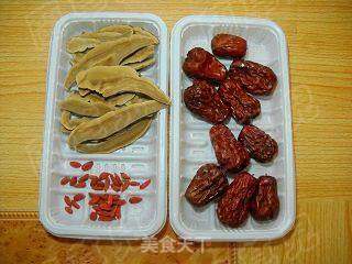 灵芝杞枣炖乳鸽的做法步骤:2