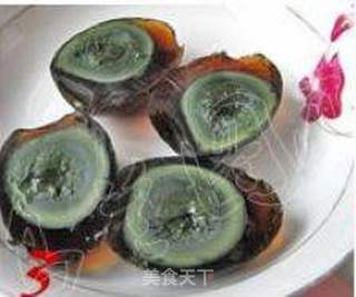 纯粹的清爽凉拌菜。【皮蛋拌豆腐】的做法步骤:3