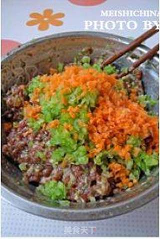 鲜美的大个馄饨。【芹菜猪肉馅馄饨】的做法步骤:5