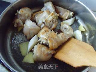 酒香入佳肴---啤酒焖猪蹄的做法步骤:5
