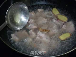 电压力煲食谱：杂蔬排骨汤的做法步骤：1
