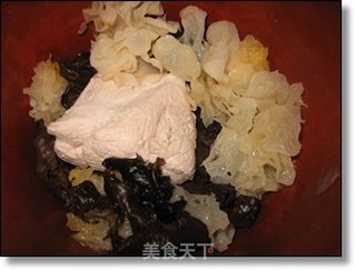 养颜瘦身黑白配——黑白木耳瘦肉汤的做法步骤:4