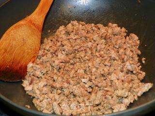 酸黄瓜四季豆炒肉末的做法步骤：1