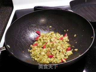 酸黄瓜四季豆炒肉末的做法步骤：2