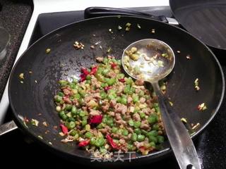酸黄瓜四季豆炒肉末的做法步骤：8