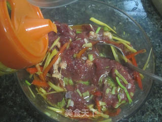 牛肉煲仔饭的做法步骤:5