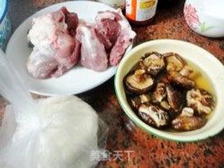 冬菇猪肉饺子的做法步骤：1