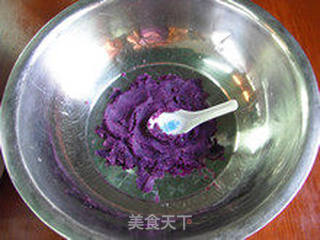 粒粒香紫薯披萨—赋予披萨亮丽的饼底的做法步骤:2