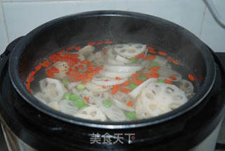 莲藕排骨汤的做法步骤:5
