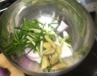 鲜香美味咖喱蟹的做法步骤:2