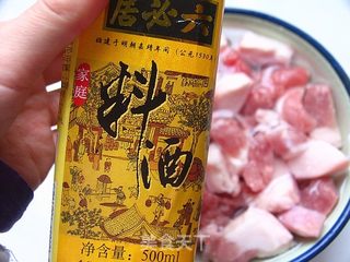 肥而不腻，百吃不厌——红烧肉的做法步骤：1