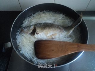 【萝卜丝鲫鱼汤】出奶白汤的小秘招的做法步骤:7