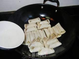 大葱羊肉锅贴的做法步骤:11