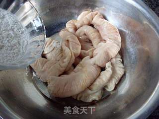青菜煲肥肠的做法步骤：1