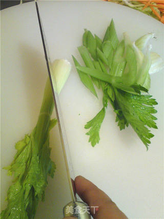 节后清肠素菜--芹菜炒黑木耳的做法步骤:2