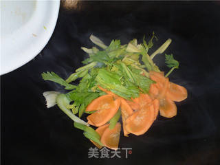 节后清肠素菜--芹菜炒黑木耳的做法步骤:7