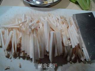 鲜蘑菇焖乌冬面的做法步骤：1