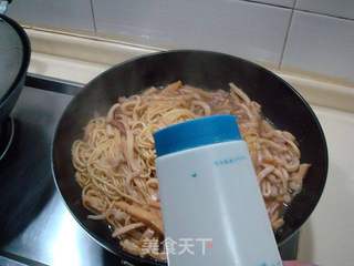 鲜蘑菇焖乌冬面的做法步骤：10
