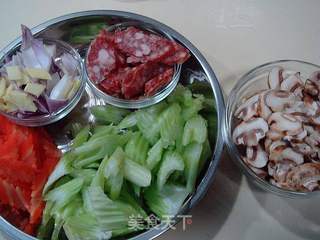 豉香腊味炒杂蔬的做法步骤：1