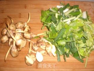 芹蒜素炒慈菇的做法步骤:2