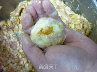 蟹粉狮子头的做法步骤：6