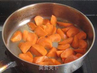 胡萝卜炒香肠的做法步骤:3