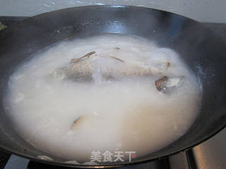 鲫鱼猪仔薯汤的做法步骤:6