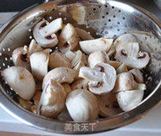 蘑菇炖鸡块的做法步骤:2