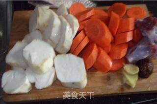 淮山胡萝卜鲫鱼汤 春季养生汤的做法步骤：2