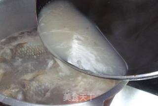 淮山胡萝卜鲫鱼汤 春季养生汤的做法步骤：7