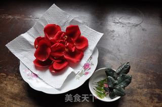 浪漫情人节的DIY巧克力玫瑰的做法步骤:2