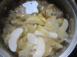 冰糖煲鲜百合雪耳糖水的做法步骤:4
