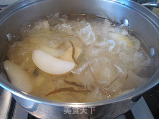 冰糖煲鲜百合雪耳糖水的做法步骤:5