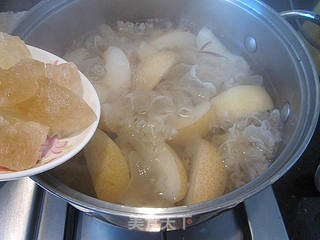 冰糖煲鲜百合雪耳糖水的做法步骤:6