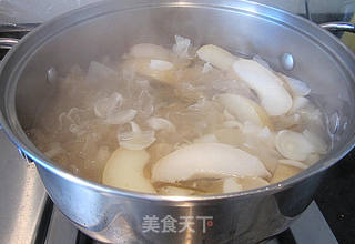 冰糖煲鲜百合雪耳糖水的做法步骤:9