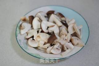 预防春季流感的3分钟快手小炒菜——【油醋双菇】的做法步骤:2