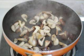 预防春季流感的3分钟快手小炒菜——【油醋双菇】的做法步骤:3