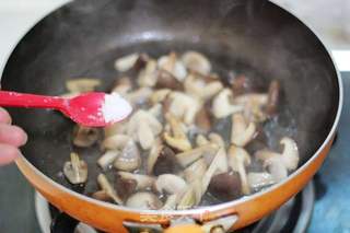 预防春季流感的3分钟快手小炒菜——【油醋双菇】的做法步骤:5