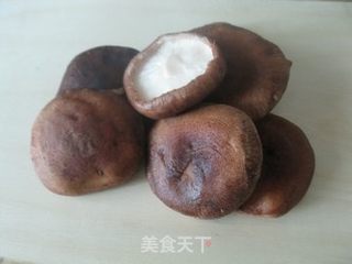 【夕阳西下 我们相约回家】香菇油菜汤的做法步骤：1