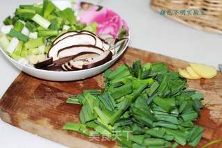 蒜苗香菇炒猪头肉的做法步骤:2