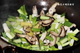 蒜苗香菇炒猪头肉的做法步骤:4