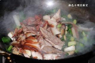 蒜苗香菇炒猪头肉的做法步骤:6