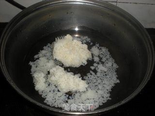 胡萝卜香肠烫饭的做法步骤:2