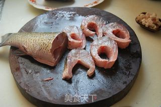 在家自制“鱼肉外酥里嫩、汤汁咸鲜适口”的江南风味【爆鱼面】的做法步骤:2
