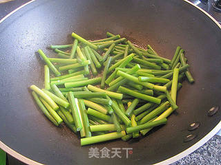 鱼片炒蒜苔的做法步骤:3
