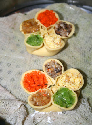 【玉米风暴2】玉米梅花蒸饺的做法步骤:16