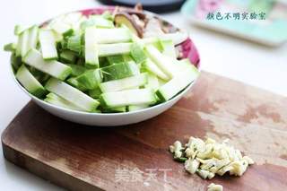 西葫芦炒香菇的做法步骤:3