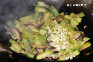 西葫芦炒香菇的做法步骤:6