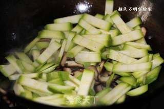 西葫芦炒香菇的做法步骤:4