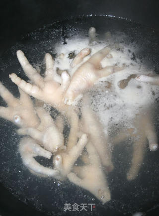 【美味的秘制豆豉】蜜汁豆豉凤爪的做法步骤：2